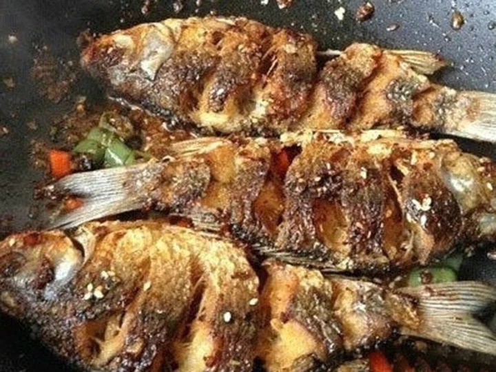 好吃到停不下筷子的香酥烤魚(yú)，做法簡(jiǎn)單，少油少鹽，吃起來(lái)更健康
