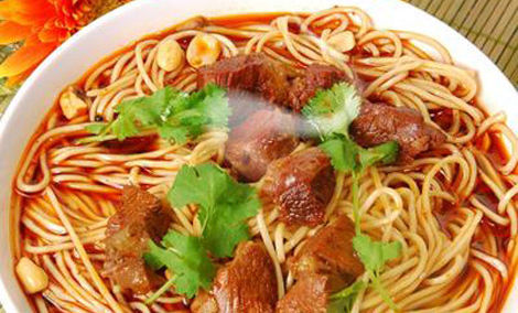 成都美食小吃擔擔面，鹵汁酥香，咸鮮微辣