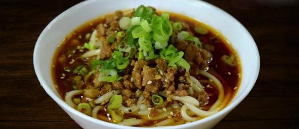 成都美食小吃擔擔面，鹵汁酥香，咸鮮微辣