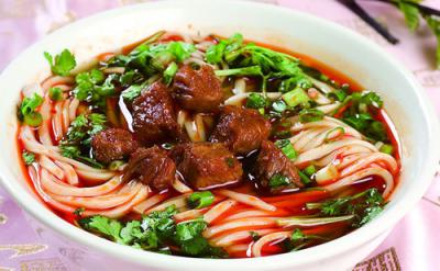 成都美食小吃擔(dān)擔(dān)面，鹵汁酥香，咸鮮微辣