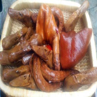 四川現(xiàn)撈鹵菜技術(shù)培訓(xùn)班哪里好？學(xué)員親自動(dòng)手操作