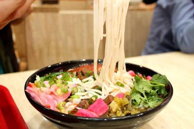 成都哪里可以學(xué)做花溪牛肉粉技術(shù)呢？師傅親自指導(dǎo)