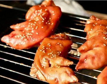 四川燒烤豬蹄技能訓(xùn)練哪里正宗？烤豬蹄撒料配料培訓(xùn)