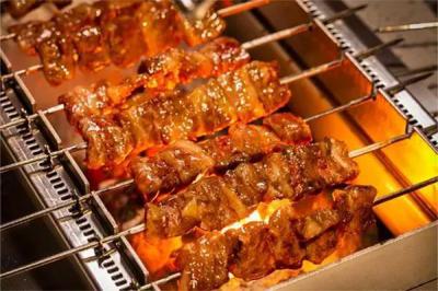 燒烤技術(shù)培訓(xùn)班哪里專業(yè)？全程學(xué)員動(dòng)手操作