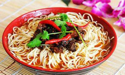 重慶小面技能訓(xùn)練哪家比較好？成都小吃訓(xùn)練中心