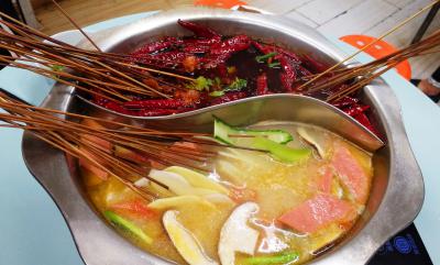 四川餐飲技術(shù)培訓(xùn)學(xué)校，哪里學(xué)習(xí)正宗串串香技術(shù)培訓(xùn)？